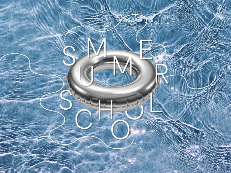 Silberner Schwimmreif im Wasser. Symboldbild für die ellexx Summer School und Finanzbildung.