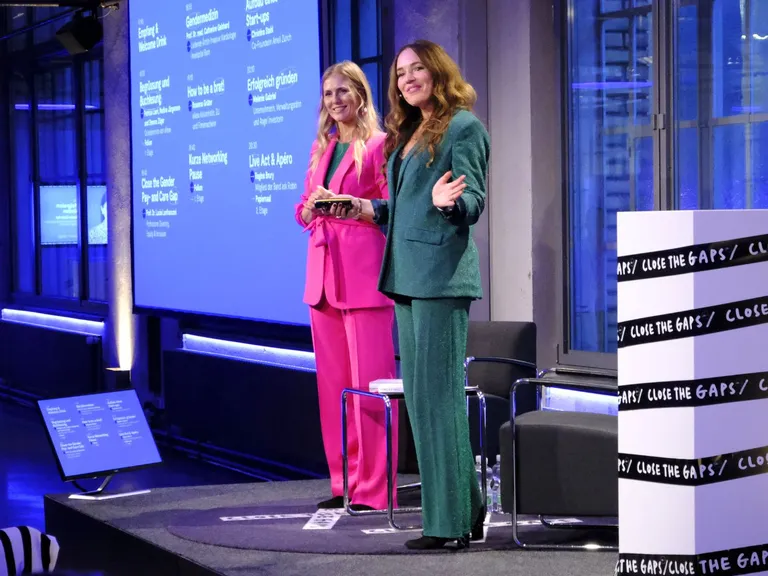 Nadine Jürgensen und Patrizia Laeri begrüssen das Publikum zum Close the Gaps Evening.