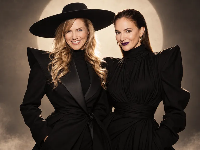 Die ellexx Co-Gründerinnen Nadine Jürgensen und Patrizia Laeri in schwarzen Outfits. Visual für The Secret Money Show.